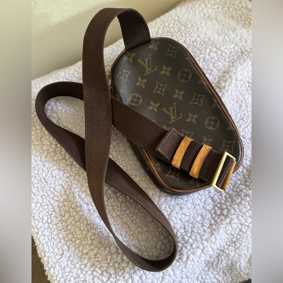 Louis Vuitton Monogram Pochette - Picture 2 of 3